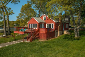 Charming Niantic Vacation Rental Walk to Beach!